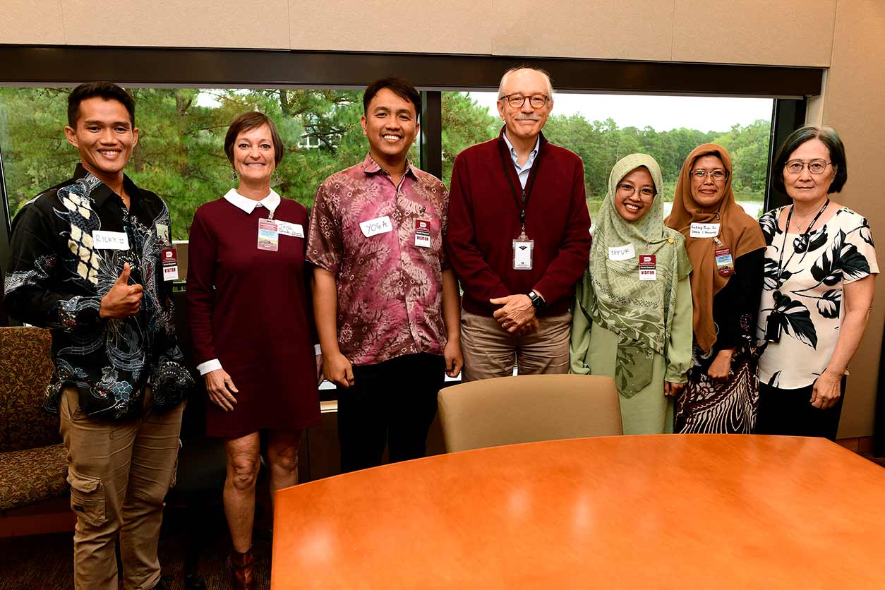Rick Woychik, Ph.D., center, and Huei-Chen Lee, Ph.D., right, met with the teachers, from left to right, Ricky Azrofi Samara, Patricia Patrick, Ph.D., Ariyoga Pratama, Yayuk Oktarina, and Endang Puspa Sari