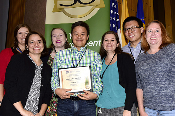 Humphrey Yao Receiving Mentor Award
