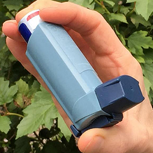 hand holding an asthma inhaler
