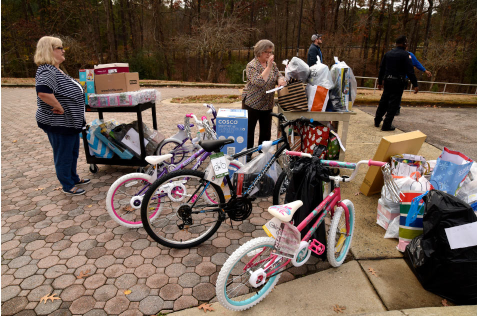 volunteers with presents outsdie the Rall building