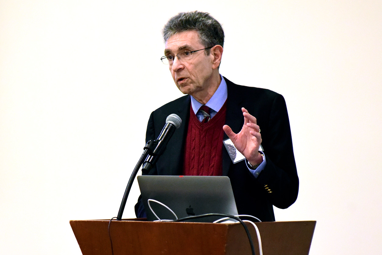 Robert Lefkowitz, M.D. stands at podium