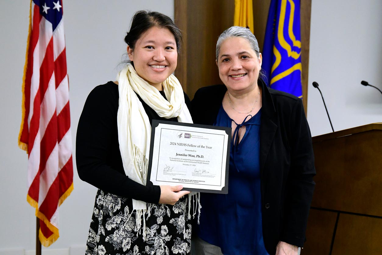 Jennifer Woo, Ph.D., left, receives award from Mercedes Arana, Ph.D.